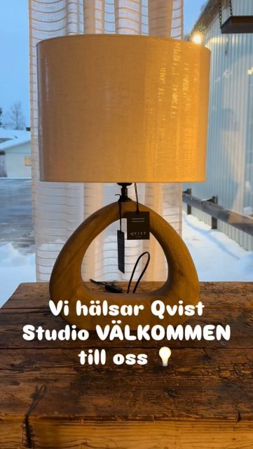 Vi hälsar ett nytt märke välkommen till oss … - 🥁 @qviststudio 💡

Snygga och tidlösa lampor för fönster och bord, i videon ser ni några utav alla fina som kommit ✨🙌🏻

Frågor? - Skicka ett meddelande eller hoppa in i butiken✉️🤗

#presentshopenkinnarp #qviststudio #bordslampa #fönsterlampa