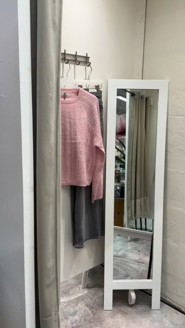 Wow wow wow, denna tröjan är verkligen en av mina favoriter 😍

Och kolla hur snyggt det är att matcha pastellerna som kommer nu med dom grå jeansen som för övrigt är favoriterna ”Madison Blush” 💕

Tröjan kom i tre färger, XS-XXL och kostar 460kr ✨
Jeansen kostar 525kr

#presentshopenkinnarp