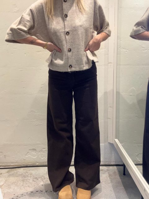 ÄNTLIGEN så har en av våra favvobyxor kommit i BRUNT🤎 Madison Blush som vi alla känner och älskar, kan du nu också ha på dig i brunt!! Alltså SÅ snyggt?✨ 
Vida ben och kom endast i 32-längd🤎
Pris: 525kr

Upptill en go kofta från Vero Moda🤍✨
Pris: 350kr
Storlek: XS - XL

#presentshopenkinnarp