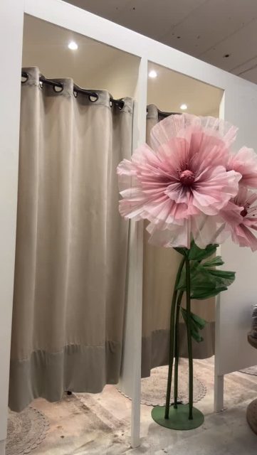 En stooooor låda från @martaduchateau kom till oss och vi packade upp den DIREKT😎 Här ser ni några av plaggen som vi köpt in till vårgarderoben🌸

#presentshopenkinnarp