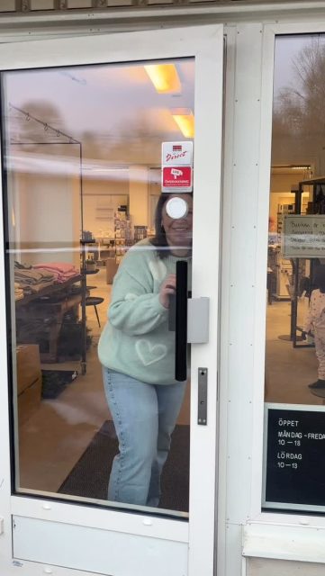 Nu var det ett tag sen vi gjorde ett butikssvep💨 Så vi tyckte att det passade perfekt att köra ett nu när alla vårfärger börjar fylla butiken🌼💛✨

SÅ härliga färger och det känns så fräscht!!🥳
Välkommen in till oss👋🏼

#presentshopenkinnarp #skoshopenkinnarp