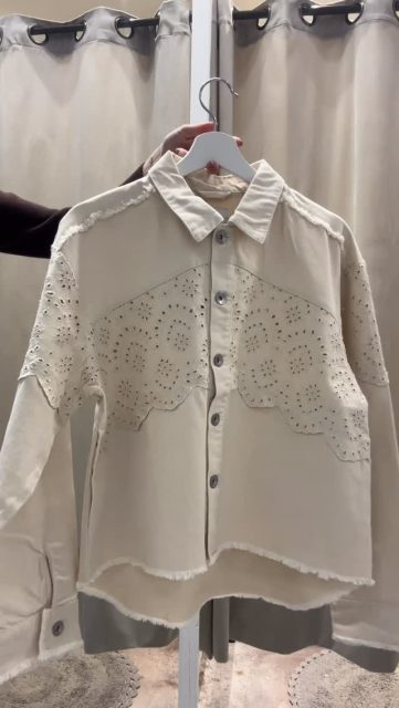 En tuff jeansjacka - varsågoda🙂‍↕️ Lite krusiduller som gör att den skiljer sig och är lite mer speciell än dom ”vanliga” jeansjackorna✨🤍

Pris: 650kr
Storlek: XS - XL
❣️❣️❣️❣️❣️

#presentshopenkinnarp