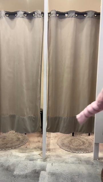 När det ska envisas med att vara så kallt får vi väl ha på oss jacka även inomhus😤 Vilken TUR att vi då fick hem dessa två snyggingar igår🤩

🩷Den rosa jackan är av materialen polyester och nylon vilket gör att den upplevs som lite tjockare än den beigea som är gjord av polyester och elastan🤍

Och som ni ser så finns det även ett par matchande byxor i samma färg och kvalité som den beiga jackan👌🏼

Från @martaduchateau ✨
Priser och storlekar ser ni i videon📸

#presentshopenkinnarp