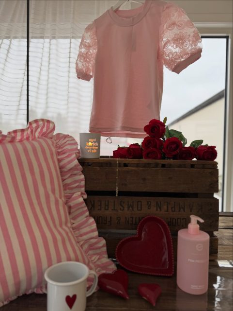 Alla hjärtans dag närmar sig så här kommer lite hjärtlig inspiration från oss till dig 💕

Och du - alla hjärtans dag är en perfekt dag att unna sig själv något extra också, och inte bara ge bort 😚💕

#presentshopenkinnarp #allahjärtansdag #majascottage #snöofsweden #iblaursen