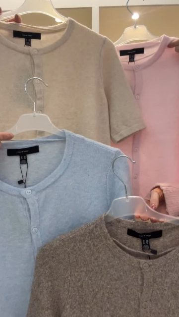 Kan vi få nog av Doffy? - NEJ✌🏼 Därför kommer den också som en kofta i fyra färger🩷✨

Pris: 350kr
Storlek: XS - XL
💛

#presentshopenkinnarp