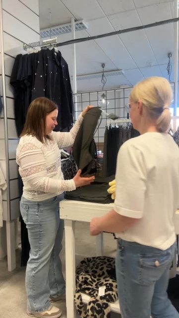 Vi är både högt och lågt här inne😅😎

Ha en trevlig fredag bästa stjärn-gänget🌟✨

#presentshopenkinnarp #skoshopenkinnarp