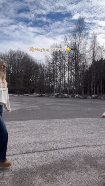 Vi är utomhus och dör inte av köldskador = VÅR på riktigt☀️✨

📸Här ser ni fem olika snygga toppar som finns i två färger/mönster💛 Priser har ni i videon✨

Och visst har vi snygga glajjor på oss?😎 Dessa plus massa fler finns i butiken🌟

#presentshopenkinnarp