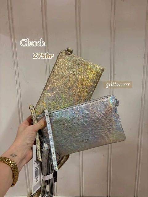 Idag packades det upp en hel dröse med väskor👛👜✨
Nora har valt ut 5 stycken här men kan meddela att det finns ungefär 35 (minst) nyheter till i butikerna🥹

#presentshopenkinnarp #skoshopenkinnarp