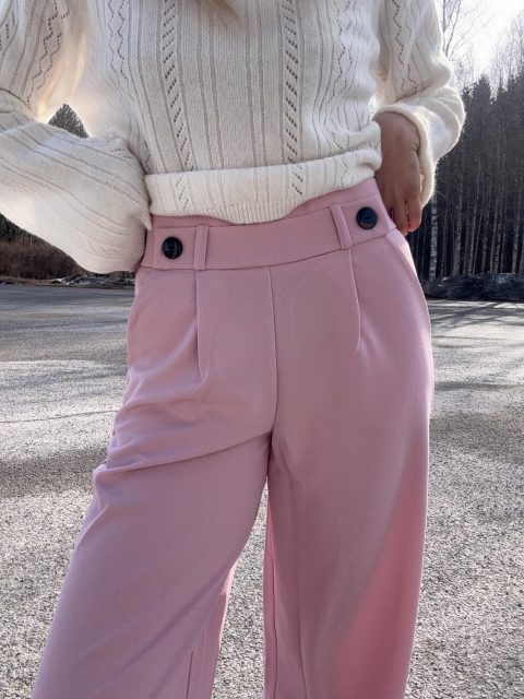 Såklart har vi även fått in favvobyxan GEGGO i två ljusa och våriga färger🥹✨💗

Kostar: 350kr
Storlek: XS - XL, ”32” längd 
✨✨✨✨✨

#presentshopenkinnarp