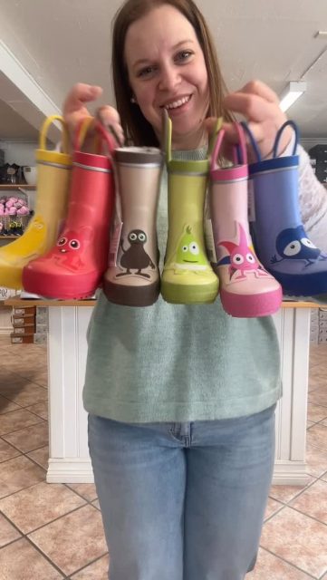 🎶Våren är här, och lördag är här och vad roligt att tipset är häääääär🎶
Hoppas ni hör melodin och förstår vilket låt det är😎

Dags för vårdojjor till kidsen? Kika in veckans lördagstips☀️

#skoshopenkinnarp #presentshopenkinnarp