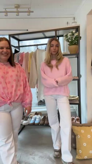 Morgonens LIVESHOPPING ✨🙌🏻🛍️

• Utlottning ”Vinn tillbaka ditt köp” vi drar 3 st vinnare som får tillbaka sitt köp i ett presentkort hos oss! (1 vinnare på webben och 2 i butiken) 🤭

• 15% på ditt köp när du handlar för 300kr eller mer, kod: VÅRLIVE15 Den skriver du in i varukorgen på webben 💥

• Även 15% vid köp över 300kr i butikerna, både Presentshopen och Skoshopen 🙌🏻

Välkommen till oss i helgen 🤗