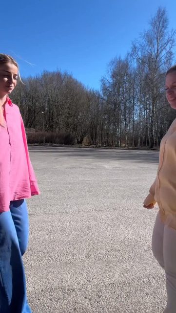 Hej från en stormig men solig parkering👋🏼💨☀️
Vi ville bara visa denna otroliga linneskjortan som vi fått in i 4 härliga färger💗✨🌸

Pris: 450kr
Storlek: S-XL

#presentshopenkinnarp