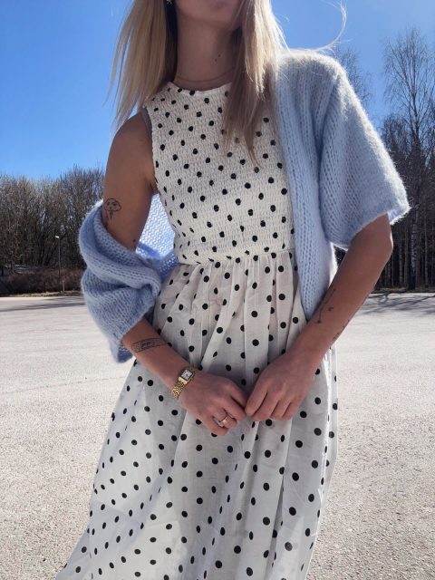 Okej men prickigt - HUR GÖLLIGT?🥹✨ Och nu när solen kikar fram så passar vi på att slänga på oss en klänning☀️
Denna prickiga nyheten är från JDY och kostar 500kr🤍

Och eftersom det är liiiite kyligt fortfarande så drog vi över en kofta från Vero Moda som kostar 350kr✨

#presentshopenkinnarp