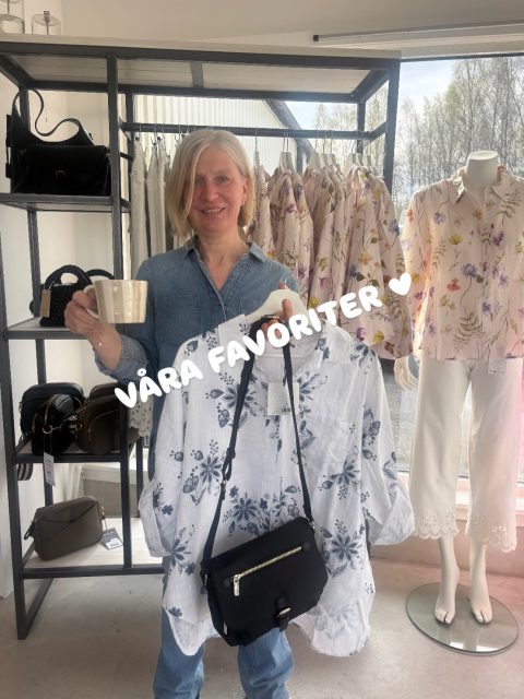 Nu var det ett lååångt tag sen vi körde ”våra favoriter” och vi har hunnit med att fira både jul och påsk emellan🩷✨ 
Så NU är det dags igen och först ut denna gången är Alexandra🥳

1. Mugg från BRUKA☕️ 215kr!
2. En sååå snygg väska🖤 Från Tamaris dessutom✨ 600kr!
3. Sist ut en sprillans ny blus från @mixbyheart 🤍 475kr!

Vi önskar er en finfin söndag🥰

#presentshopenkinnarp #skoshopenkinnarp