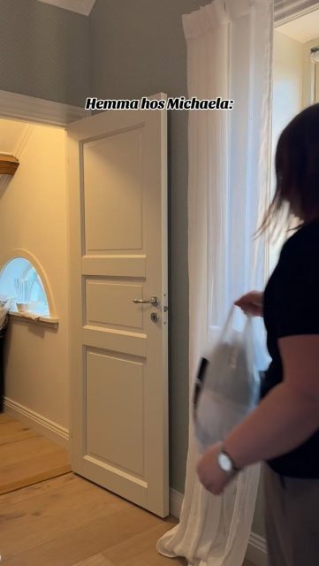 Det är väldigt svårt att INTE shoppa med alla nyheter hem…🛍️ Så igår kväll kom Mickan och Nora hem med ännu fler skor och kläder från butikerna🙂‍↕️

Männen där hemma inser nog att det är dyrare att få hem oss än vad våra bankkonton drar in🤭

#presentshopenkinnarp #skoshopenkinnarp