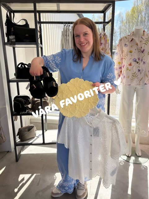 Sugen på att se Mickans topp 3 från butiken?🛍️ 
Perfekt! För dom kommer här🤩

1. Ooootroligt fint och somrigt fat💛 399kr!
2. En supersöt blus från vår Carmakoma-avdelning✨ 475kr!
3. Tuffa tofflor (som också är väldigt mjuka)😎 550kr!

#presentshopenkinnarp #skoshopenkinnarp
