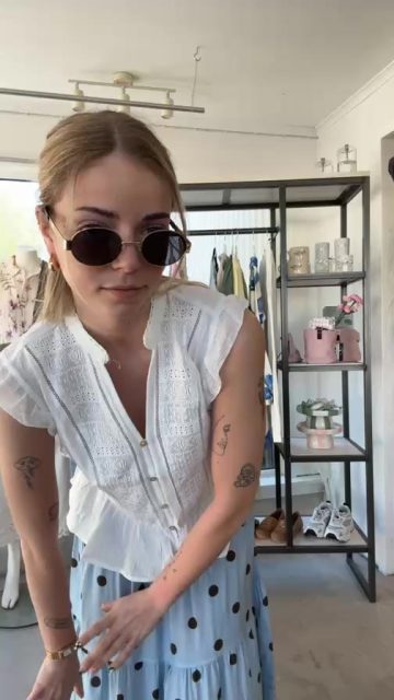 Tack för idag gänget! ☀️
Roligt att ni var så många med oss Live 💕

Och med rabattkoden MAJLIVE15 får du 15% på kläder och skor till och med imorgon söndag 23.59 🛍️✨
(Du skriver in koden i Varukorgen och inte i kassan)

Har du några frågor? Skicka bara iväg ett meddelande till oss 🤗

Ha en go helg ☀️😎