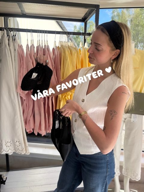 ”Sunday funday” eller som det heter ute hos oss: ”sunday and favorite day”😜👏🏻📸

Noras favoriter kommer här!
1. Slingback-klack = LOVE IT🖤 450kr!
2. En sååå snygg och classy väst! Finns även i brunt✨ 400kr!
3. En glittrig liten sko🥹 350kr! KAP!!!

Och om ni undrar så är svaret ”JA”, hon har köpt med allting hem🙂‍↕️

#presentshopenkinnarp #skoshopenkinnarp