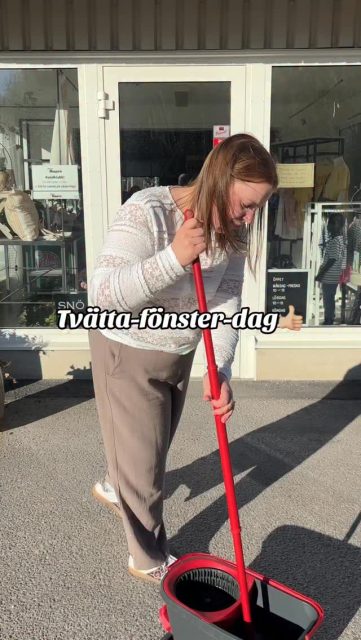 Här tvättar vi både fönster…….
…. och personal😍😅
•
•
•
Hoppas ni får en finfin fredag i solen☀️🥰

#presentshopenkinnarp #skoshopenkinnarp