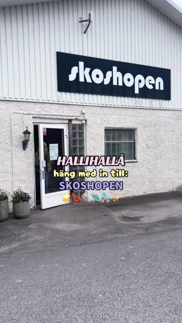 Inne i vårt lilla vita stenhus rymmer vi skor till HELA familjen👋🏼👠✨ Häng med in en sväng🥰

#skoshopenkinnarp #presentshopenkinnarp