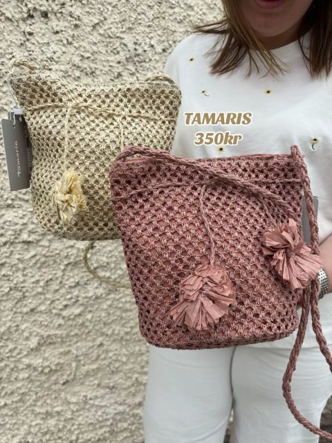 ”Vissa samlar på frimärken - vi på väskor” är ett uttryck Nora ofta använder sig av👛 Och det tycker vi är alldeles utmärkt för HUR ska man kunna välja en?🥹

#presentshopenkinnarp #skoshopenkinnarp