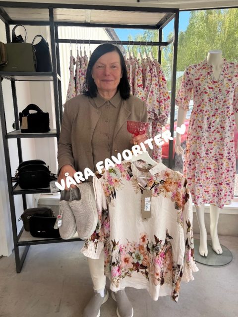 Sista söndagsfavoriterna för denna perioden👋🏼 
Men räkna med att det kommer tillbaka snart igen!! Camilla får stänga kapitlet för nu🤩

1. En blommig och härlig blus✨🌸 500kr!
2. De FINASTE glasen från IB Laursen🥹 90kr styck!
3. Ett par fräscha dojjor från Tamaris Comfort (så extra bred läst dessutom)👟 1050kr!

Hoppas ni får ett fint avslut på veckan👋🏼🩷

#presentshopenkinnarp #skoshopenkinnarp