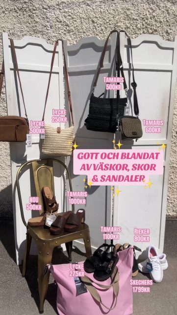 Varning för ”vill-ha-känslor” 👜👟✨

Du hämtar en väska i taget… …ett par skor i taget… ..och helt plötsligt är önskelistan längre än planerat🤭

Detta händer oss dagligen..👀 Men man FÅR UNNA sig det tycker vi😎

#skoshopenkinnarp #presentshopenkinnarp