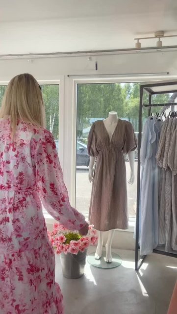 Vår ena skyltdocka fick ben och traskade helt enkelt ut från butiken👋🏼 Så kan det gå när dansen kring midsommarstången kallar💃🏼🥂

Men vi har såklart öppet 10-18 idag oberoende av eventuellt försvunna skyltdockor🛍️🩷✨

Imorgon har vi stängt och firar istället midsommar hela gänget🌼🌸☀️ Stängt även lördag och söndag! 

Vi ses igen i butiken på måndag och innan dess ses vi självklart här på sociala medier📸

✨Ha en fin torsdag✨

#presentshopenkinnarp #skoshopenkinnarp