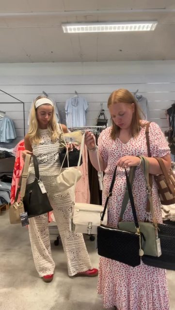 Ibland får man helt enkelt bara välja vad man lyssnar på och inte🤷🏼‍♀️👛🛍️

#presentshopenkinnarp #skoshopenkinnarp