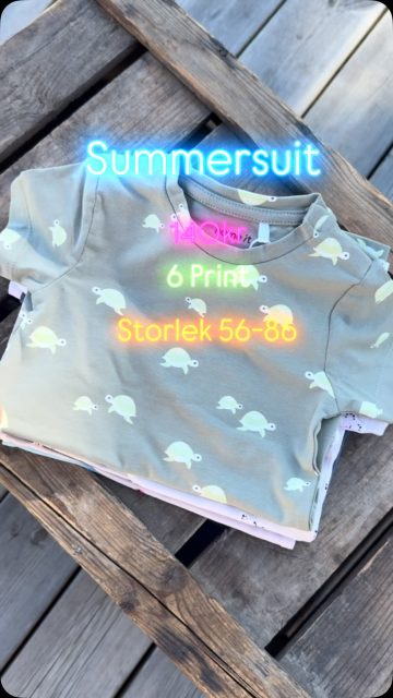 Summersuit, bodysuiy, pyjamas, sommardress- Kärt barn har många namn brukar man ju säga! 🤓✌🏻☀️

Så kalla den vad du vill och använd hur du vill för dom är lika söta som pyjamas som en varm sommar dag och dom verkar vi ju få en del av framöver ☀️ 

Så passa på att haffa favoritprintet innan det tar slut!👶🏼☀️

Psst, sa vi att dom kostar 140kr? 🤭✌🏻

#presentshopenkinnarp #nameit #nameitsverige #nameitbaby