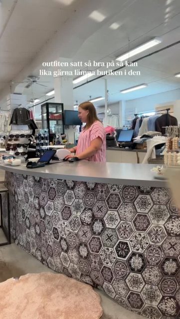 Såklart scannar vi ut dig!! För inte ska man väl behöva ta av sig en sån snygg outfit när det blev så bra🙂‍↕️😍👛 

Ha en fin fredag gänget🩷 Unna er sol och bad i dagens 30 grader☀️ Och behöver ni svalka er är vår luftkonditionering jätteskön inne i butikerna🛍️🙂‍↕️

#presentshopenkinnarp #skoshopenkinnarp