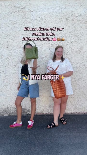 Våra kära väskor i konstmaterial från Different Design har glidit in till butiken igen men i NYA färger👜✨

💸Priser👇🏼
* Stor 300kr
* Mellan 200kr
* Liten 150kr

#presentshopenkinnarp #skoshopenkinnarp
