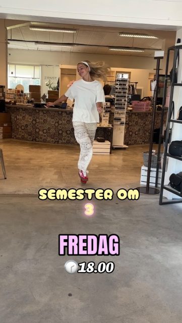 Det är oklart vem som har haft det tuffast denna veckan, Nora som uppenbarligen är i behov av ledighet eller Mickan som behövt reda upp saker efter henne hela veckan?🤔🤭

Riktigt såhär illa har det såklart inte varit😉 Men nu går Nora på lite semester👋🏼☀️🌧️ Självklart har vi laddat upp med lite videos till sociala medier så även fast ni inte träffar henne i butiken, så finns hon är på Instagram och Facebook😎📸

Pssst: Hon går på semester på lördag 13.00 så idag och imorgon kan ni springa på yrvädret i Skoshopen👠🥿🩴

#presentshopenkinnarp #skoshopenkinnarp