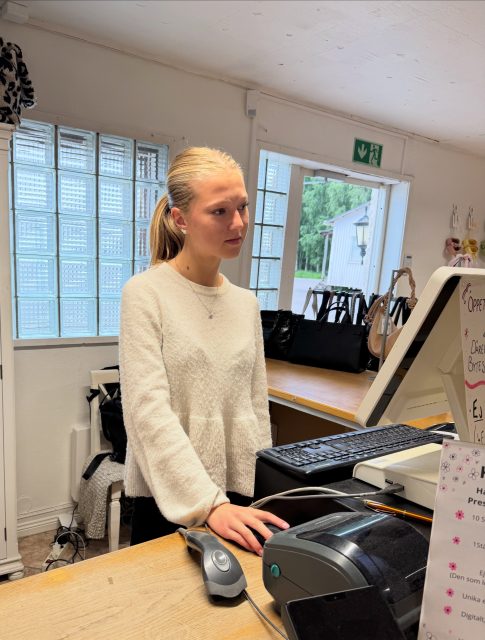 Säg HEJ 👋🏻 till vår stjärna Molly ✨🌟

Molly har ni träffat på under det senaste året både i Presentshopen och Skoshopen! Och kommande 3 veckor är det hon som håller ställningarna i Skoshopen ☀️🙌🏻🛍️

Molly tycker absolut ni ska komma in och kika på alla fina ballerinor som finns och framför allt hennes favorit - dom i blått 💙

#presentshopenkinnarp #skoshopenkinnarp