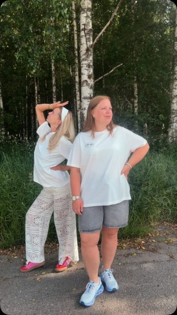 Vi kickstartar denna veckan med att visa dig denna coola t-shirt! 😎

Både Nora och Michaela sa flera gånger under inspelningen att den var otroligt skön, så kom in och testa du med🤗

Storlek XS-XL, 3 olika print och priset är 260kr 🙌🏻☀️

Länk? Kommentera 😎

#presentshopenkinnarp