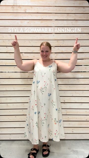 Är det en liten värmebölja vi har i sikte? 😎☀️ Då passar denna härliga solklänning perfekt, luftig och tunn!

Klänning 350kr

Och om kylan smyger sig på så finns det många alternativ att sätta över - i videon visar Michaela 2 alternativ 💕

Pris eller länk till något? Kommentera eller skicka ett meddelande 🤗💌

#presentshopenkinnarp