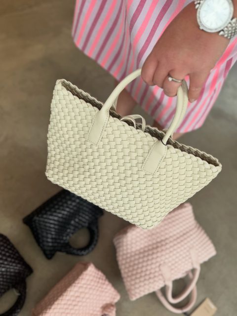 MIA BAG - En favorit från @bow19details 👜💕

Stor 699kr Finns i Creme och Rosa
Liten 599kr Finns i Rosa, Brun och Svart

Vi önskar dig en härlig Söndag, idag är butiken stängd och vi njuter allihop av lite ledighet och sol ☀️

#presentshopenkinnarp #bow19details