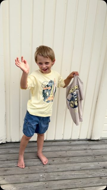 Kanske behövs en ny T-Shirt för sommarlovets alla äventyr? ☀️

110kr
Storlek 92-116

Arvid hälsar att den beige var den absolut coolaste och att dom var mjuka och sköna att ha på sig 😎✌🏻☀️

#presentshopenkinnarp #nameit #nameitmini