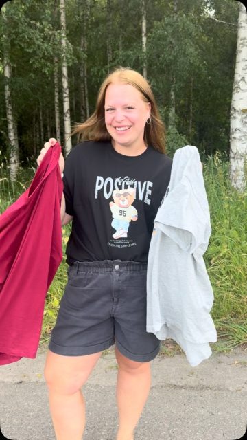TITTA vilken söt T-Shirt vi packat upp 😍🧸

3 Färger, något oversized i modellen, priset är 250kr och finns i storlek XS-XL 🙌🏻

#presentshopenkinnarp