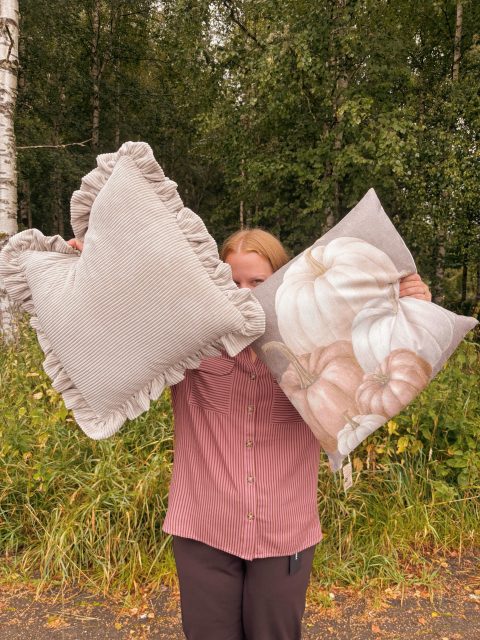 Och så kommer augusti för att hinta lite om höstens mysiga kuddfodral🥹✨🍁

Finns både i butik och på webben🤎 
👋🏼(Plus mycket fler och ännu fler är på G in i butiken)👋🏼

#presentshopenkinnarp