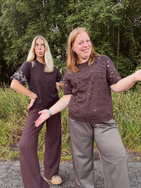 Två superfina toppar från Vero Moda🤎🍁

👋🏼💰Michaelas kostar 395kr och Noras 325kr!

#presentshopenkinnarp 

Så snyggt mönster🤩

#presentshopenkinnarp 

🤎

#presentshopenkinnarp 

Detaljer som gör såååå mycket🥹✨

#presentshopenkinnarp 

🤎395kr🤎

#presentshopenkinnarp 

🤎325kr🤎

#presentshopenkinnarp 

Brunt är som sagt färgen som gäller alltså😍🤎

#presentshopenkinnarp