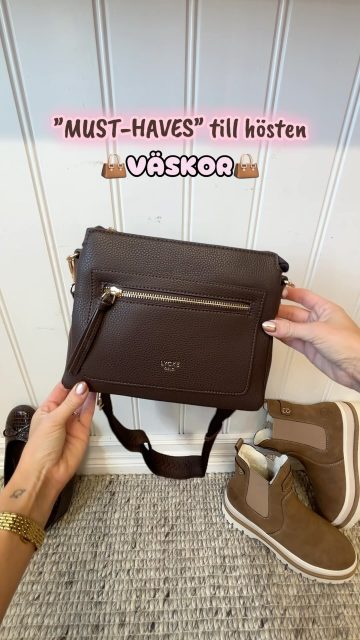 Nu har ytterligare en kategori fyllts med höstnyheter: VÄSKOR👜👛👝

Pssssst…. ännu mer är på G🤭🍁

#skoshopenkinnarp #presentshopenkinnarp