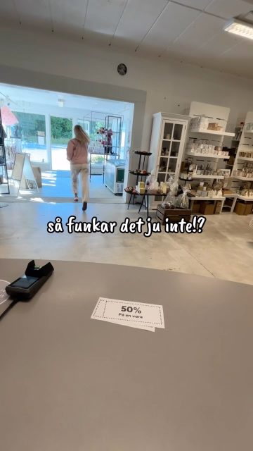 50 + 50 blir absolut 100 - men såhär funkar det inte riktigt när man har med % att göra….😅

Trevlig fredag till er våra bästa kunder, följare och vänner🩷

#presentshopenkinnarp #skoshopenkinnarp