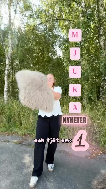 Pssssst!!!!…. Hör ni?… 
Det är September som knackar på dörren🤫🍁🚪

Gör dig redo för det med dessa godingar (kuddarna alltså)🐻

#presentshopenkinnarp