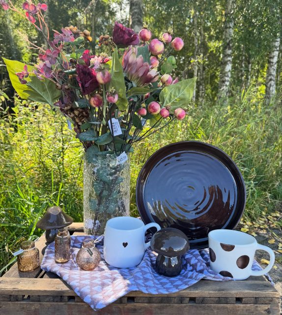 Lite av nyheterna som packats upp i veckan ✨🍂

Det har kommit ett stort lass med fina konstgjorda växter, en pall från Bruka med både nyheter och påfyllning och massa mer 😍🍄‍🟫

Så nu tycker vi att du ska ta dig en sväng till oss och spana in allt fint, och det kan du göra redan idag Söndag 13-16 ✨🍂

Hoppas vi ses 🤗