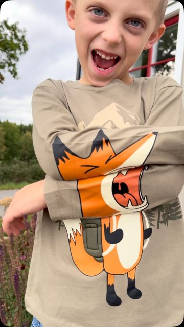 Vem vill vara lika cool som Arvid? Hand upp 🙋🏼

Två supertuffa tröjor från Name It med print på magen men även på armarna för att kunna ”öppna” munnen på räven och björnen 🦊🐻

Storlek 86-116
200kr

Visst är dom coola? 😎

#presentshopenkinnarp