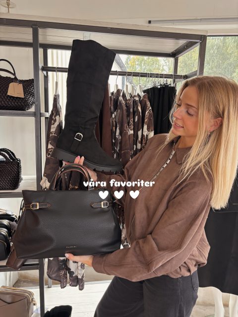 🛍️VÅRA FAVVISAR från butiken är tillbaka👀 
Så på söndagar får ni se vilka våra topp 3 är när vi kör vår höst edition 2026🍁🧡

Nora kör först🪩🕺

#presentshopenkinnarp #skoshopenkinnarp 

Stövel i mocka-imitation från Duffy🖤 ÄLSKAR!!
750kr💫

This jacket👆🏼💯😍 En ”ballong-bomber” jacka!!
630kr⚡️

Dösnygg väska som får ”wrap it up” för denna söndagen👜
🖤750kr🖤