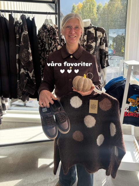 Hej söndag👋🏼 Idag visar Alexandra upp sina favoriter från butiken🩷 
Och blir du sugen på att haffa någon av grejerna hon visar (eller något annat🤭) så har vi ju såklart öppet! 13-16🛍️

#presentshopenkinnarp #skoshopenkinnarp 

Kickar igång med dessa snyggingar från Tamaris👞✨ Brun, mocka och lite metalldetaljer = DÖSNYGG!! 
✨950kr✨

Gos från Jörlevik🐻 One Size och 600kr🤎

Pumpor kan vi absolut inte få nog av🎃 Och vi har MASSOR i olika storlekar, färger och former!!
Denna är hennes favorit och just den kostar 195kr🧡