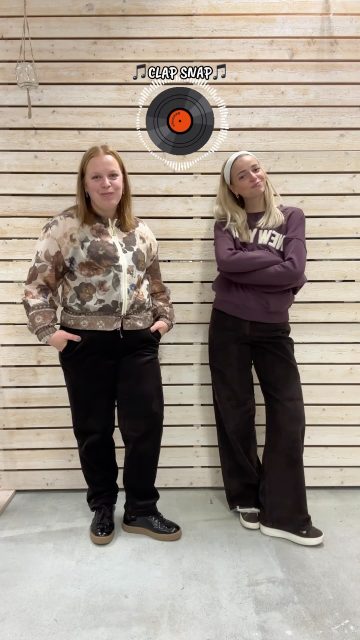 VAD kan man hitta på med ett par bruna manchesterbyxor?🤔 Jo men såhär gjorde vi👆🏼🌟

🤎Mickan har på sig:
• Brallor, JDY, straight leg - 500kr✨
• Kofta med pärlor, ONLY - 575kr✨
• Grön blus, MARTA - 350kr✨
• Blommig zipper, MixByHeart - 550kr✨

🤎Nora har på sig:
• Brallor, ONLY, wide leg - 525kr✨
• Sweatshirt, JDY - 380kr✨
• Jeansskjorta, MARTA - 500kr✨
• Manchesterskjorta, VeroModa - 450kr✨

#presentshopenkinnarp #skoshopenkinnarp