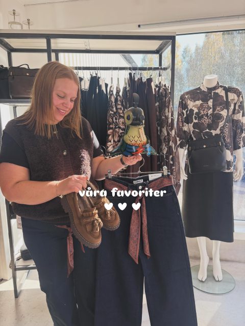 Vi glider in på tredje söndagen med ”våra favoriter” och idag var det Michaelas tur🤩🌟✨
•
•
•
•
•
Psssst - glöm inte käka massa kanelbullar idag🤭

#presentshopenkinnarp #skoshopenkinnarp 

Nej men HUR söt är inte lilla Helge??!🥹🦉 Vi älskar att Different Design döper sina djur!!! 
Ugglan kostar 295kr✨

En fodrad loafer🤎🐻 KALAS-dojja att ha i vinter när du vill vara stiligt klädd men också varm🌟 1100kr✨

GIVET plagg att ha med i topplistan👆🏼 Madison Blush med en liten scarf som detalj = 10/10🤩 575kr✨